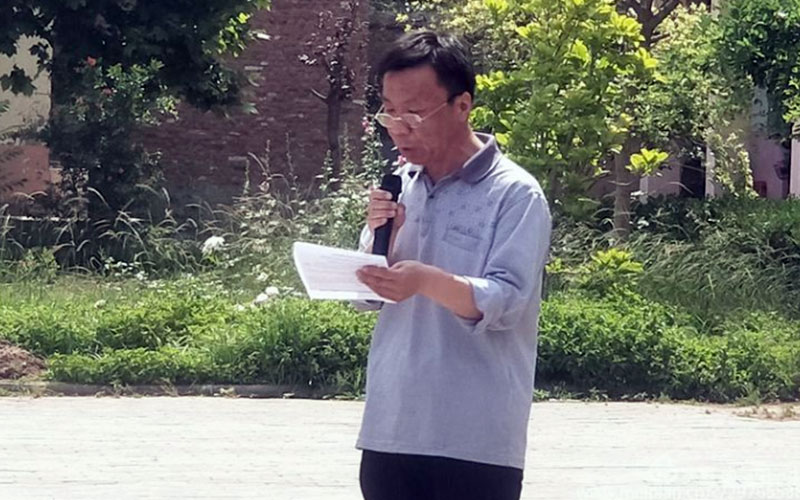 Li Xibao, principal of Sanyang No.1 middle school, delivered a speech